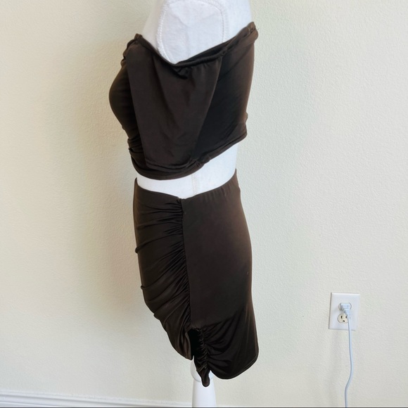 PrettyLittleThing Chocolate Brown Slinky Ruched Bardot Top & Mini Skirt Set - Picture 4 of 10